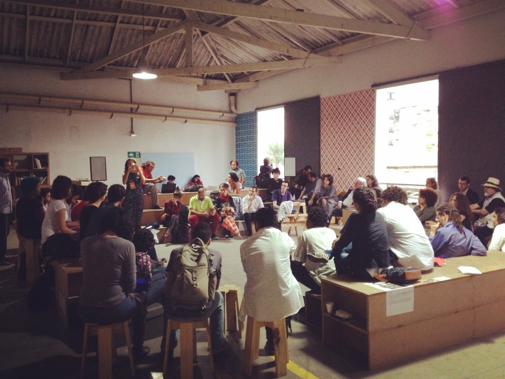 Estiveram presentes dezenas de representantes de coletivos e instituições que trabalham pelo direito à cidade. Foto: Maíra Brandão