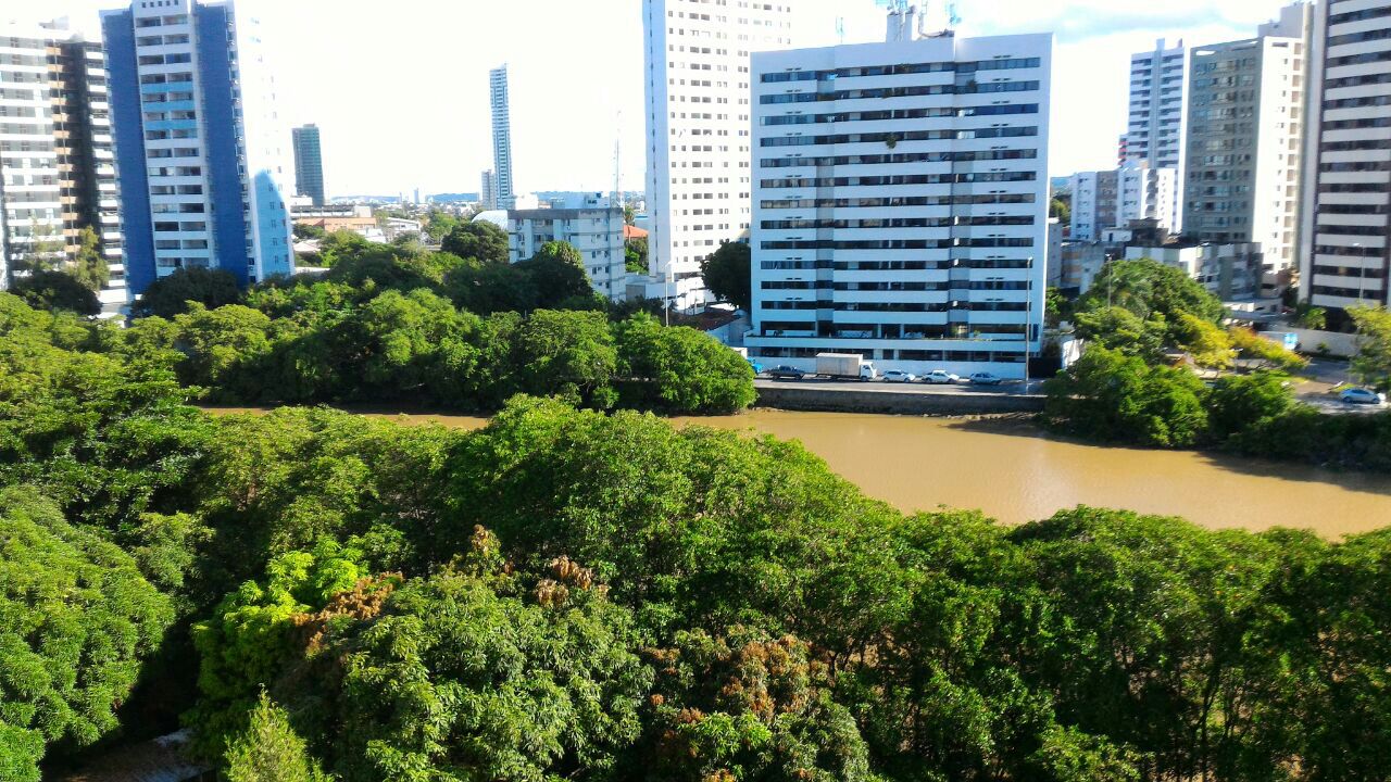 Equipe "atravessar" usa estacionamento da Uninassau para prototipar um mirante. | Imagem: Clayton Caique
