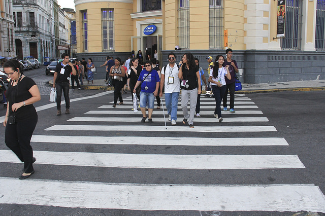 Caminhada com audiodescrição pelo Bairro do Recife, realizada durante o Urban Thinkers Campus, em novembro de 2015. Foto: João Morais