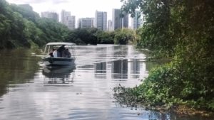 Seu Davi conduzindo um pessoal rio abaixo. Foto: Fillipe Vilar